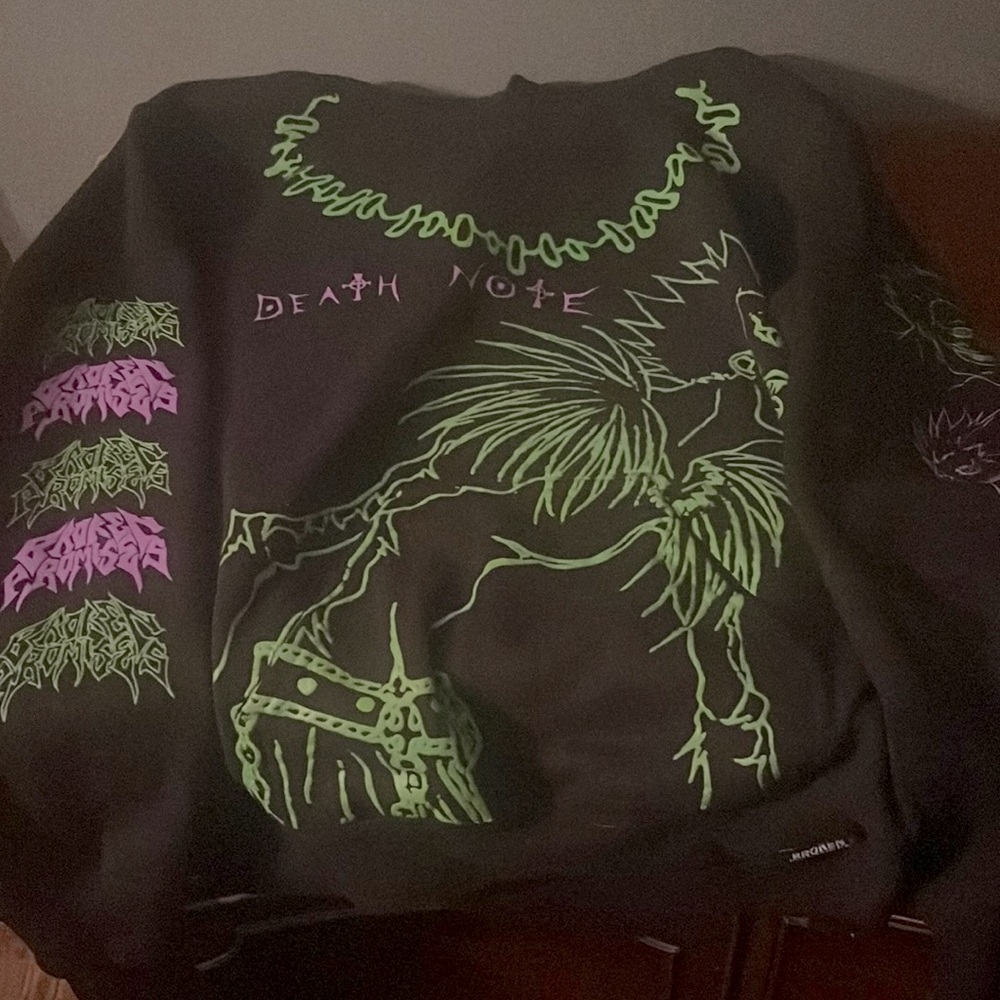 Black broken promises medium men’s hoodie